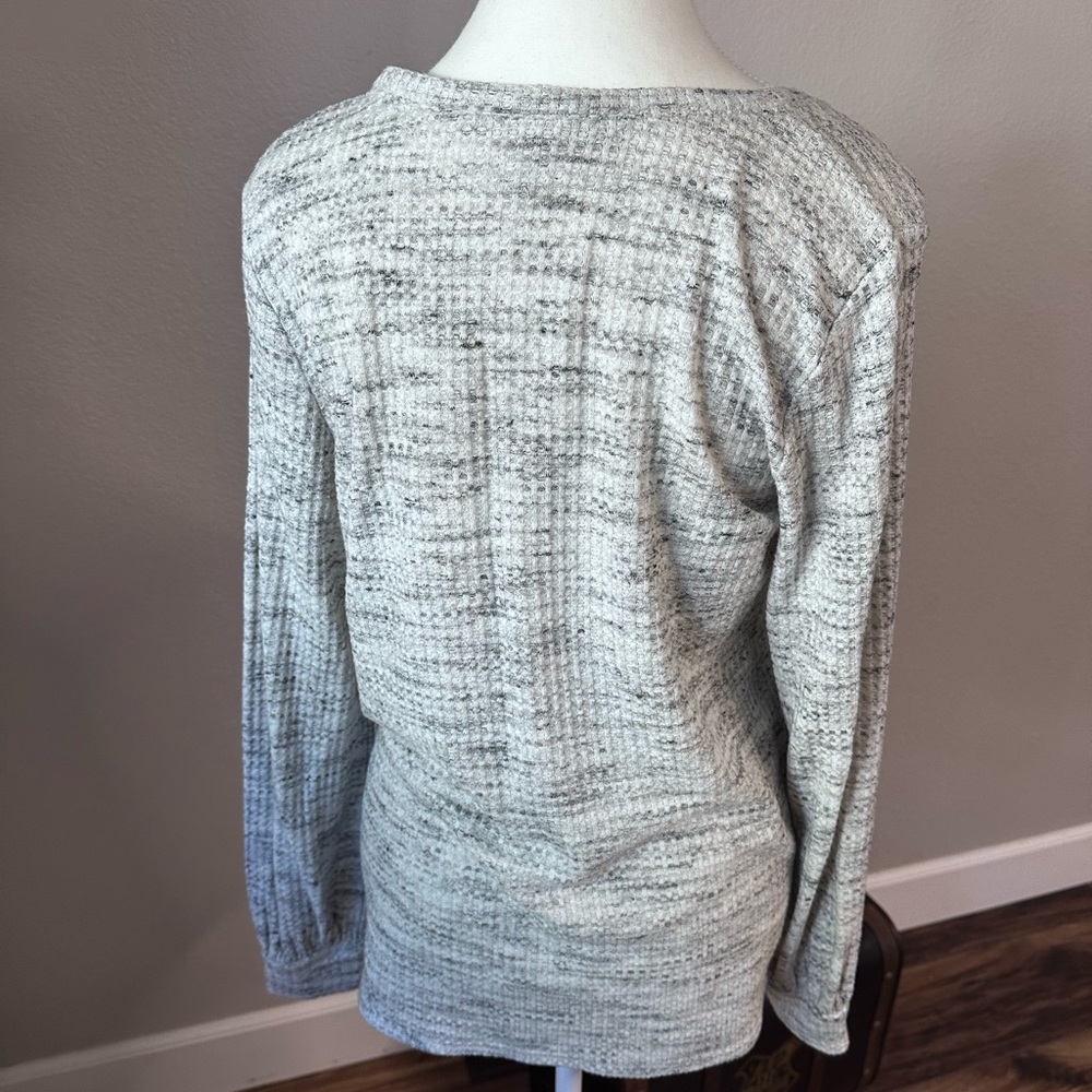 Express Textured Gray Knit Top - Picture 5 of 10